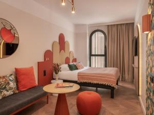 Ibis Styles Sevilla City Santa Justa客房内的一张或多张床位