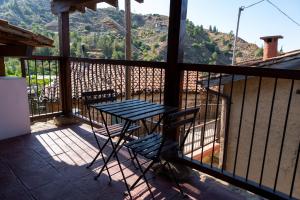 卡科佩特里亚赞果洛斯别墅乡村民宿的美景阳台配有桌椅