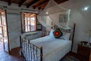 卡科佩特里亚赞果洛斯别墅乡村民宿的一间卧室配有一张带天蓬的床