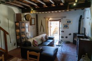 卡科佩特里亚赞果洛斯别墅乡村民宿的带沙发和电视的客厅