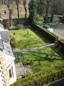 爱丁堡吉尔多南住宿酒店的庭院的空中景观,设有两张野餐桌