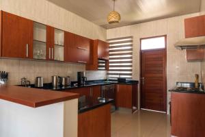 Lukonde - Kat-Onga Apartments的厨房或小厨房