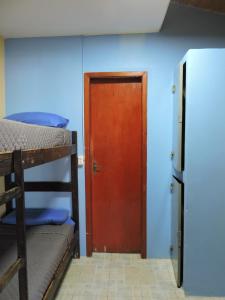 伊瓜苏港伊瓜苏公园旅馆的带两张双层床和一扇门的房间