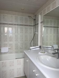 康卡勒德拉普因特都格伦酒店的白色的浴室设有水槽和镜子