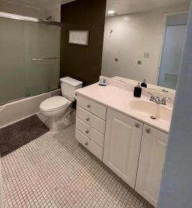 迈阿密海滩Ocean Reserve 207 - STR 2270的一间带卫生间和水槽的浴室