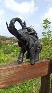圣吕斯Kawaida - Hébergement insolite - Glamping Makazi的雕像大象站在木栅栏上