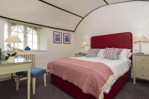 5 Bed - Rose Cottage客房内的一张或多张床位