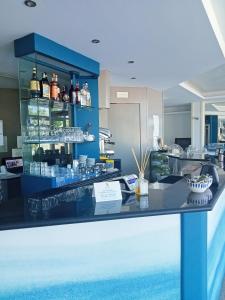 阿尔巴·阿德里亚蒂卡Hotel Alb's的一间设有蓝色柜台的餐厅内的酒吧
