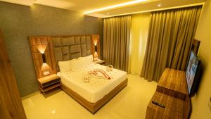 塞拉莱The Plaza Hotel & Resort的卧室配有一张白色大床和电视。