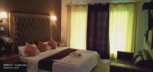 阿尤比亚艾尔阿兹酒店的酒店客房设有床和窗户。