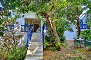 巴利托Mediterranean beach villa - Santorini的通往带蓝色围栏的房子的楼梯