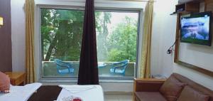 阿尤比亚艾尔阿兹酒店的客厅设有大窗户和电视。