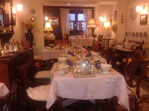 克利夫登Ben View Guesthouse的用餐室配有带白色桌布的桌子