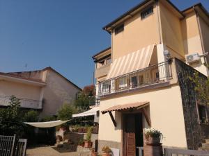 Prignano CilentoLa Vecchia Taverna B&B的一侧带阳台的建筑