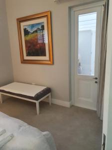 斯韦伦丹Margie's Place的一间卧室配有长凳、绘画和窗户
