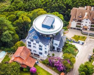 格拉玛多HOTEL RF VISION restaurante giratório的享有带太阳能屋顶房屋的空中景致