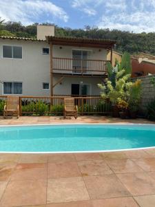 塞古罗港Flat Beira Mar Porto Segur的房屋前有游泳池的房子