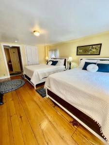 纽伯里波特克拉克卡里尔住宿加早餐旅馆的卧室设有两张床,铺有木地板