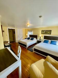 纽伯里波特克拉克卡里尔住宿加早餐旅馆的酒店客房,设有两张床和一张沙发