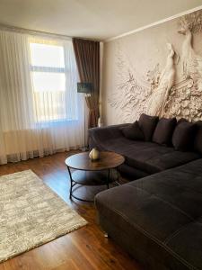 RoschwitzCozy Apartment Bernburg 1的客厅配有沙发和桌子