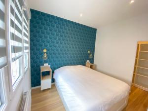 兰斯Le Sacré - CENTRE - Cour privative - PARKING的卧室配有白色的床和蓝色的墙壁