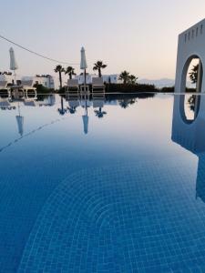 阿吉奥斯普罗科皮奥斯波拉酒店的享有度假村游泳池的景致