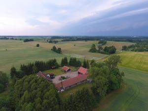 NaguszewoSiedlisko Żywe Kamienie的地心房屋的空中景观