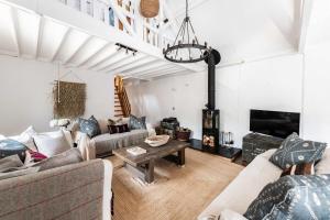 Mulberry Coach House - Norfolk Holiday Properties的休息区