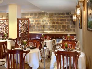 提比里亚Europa 1917的一间带桌椅的餐厅以及砖墙