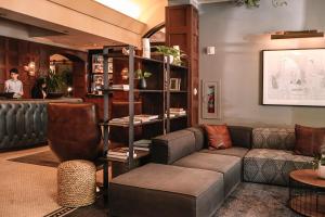 波特兰多西耶酒店的带沙发和酒吧的客厅