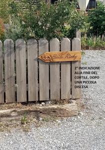 博尔米奥Baita Ricky的木栅栏前的木标志