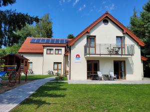 斯图托沃Zorza的屋顶上设有太阳能电池板的房子