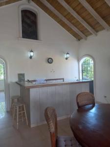 拉罗马纳casa maria的厨房配有木桌和柜台。