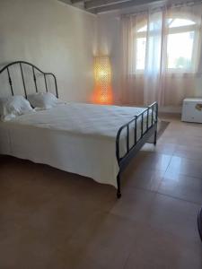 拉罗马纳casa maria的一间卧室配有一张带白色床罩的大床
