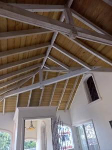 拉罗马纳casa maria的拥有木制天花板的客房