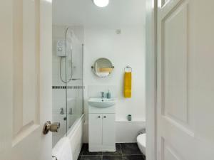 247 Serviced Accommodation in Telford- 3BR HOUSE的一间浴室