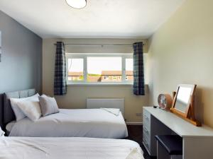 247 Serviced Accommodation in Telford- 3BR HOUSE客房内的一张或多张床位
