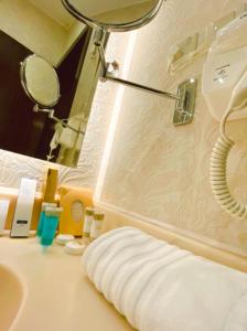海米斯穆谢特فندق وايت مون للأجنحة الفندقية的带淋浴、盥洗盆和镜子的浴室