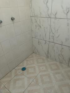 里奥韦尔德HOTEL MARIA TERESA的地板上配有蓝色碗的淋浴的浴室
