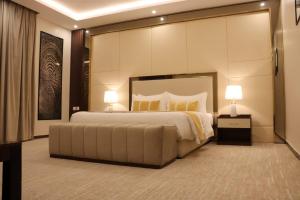 海米斯穆谢特فندق وايت مون للأجنحة الفندقية的一间大卧室,配有一张大床和两盏灯
