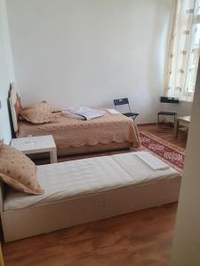 布加勒斯特Cazare - Accommodation的一间卧室配有两张床和一张桌子