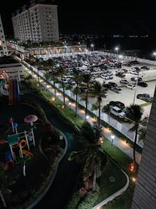 萨利诺波利斯Salinas Exclusive Resort的晚上停车场的空中景色