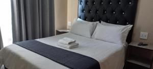 波罗瓜尼M n M Guesthouse In Turfloop Mankweng的一间卧室配有一张床,上面有两条毛巾