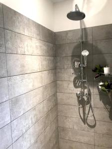 波拉波拉Anaiva Lodge Bora的浴室设有灰色瓷砖淋浴。