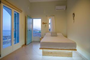 伊奥斯乔拉Ios stylish house Panoramic Sea and Sunset view的一间卧室设有一张床,享有海景