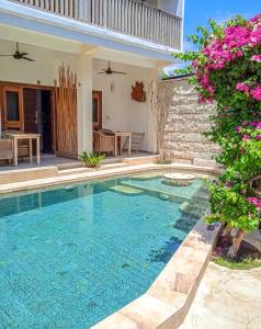 吉利特拉旺安戈林巴纳纳酒店 的一座花粉房子后院的游泳池