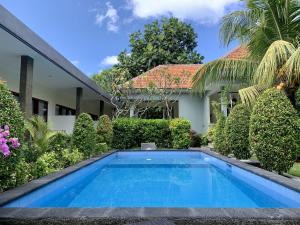努沙杜瓦Davit Guesthouse Nusa Dua的房屋前的游泳池