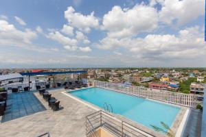 拜拉哈瓦Mourya Hotel的享有大楼顶部游泳池的景色