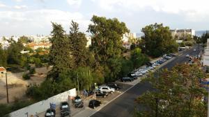 利马索尔西尔瓦酒店的一条城市街道,有汽车停在停车场