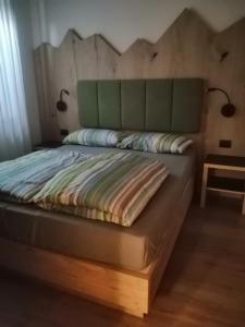 图恩诺阿格里图尔雷塔旅馆的卧室内的一张带木制床头板的床